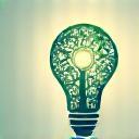 Gloeilamp met tandwielen, symbool voor innovatie.