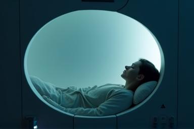 Persoon ontspant in een CityNap slaapcapsule.